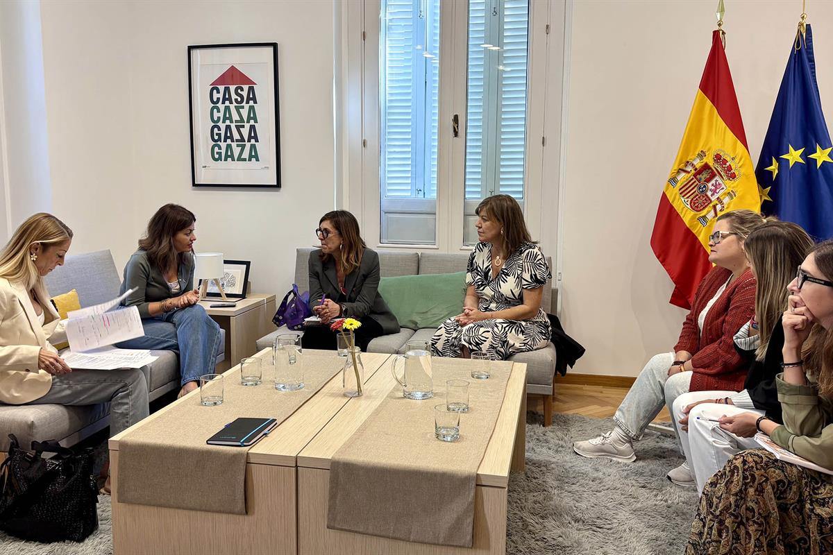 Encuentro de la ministra de Juventud e Infancia, Sira Rego, con la Asociación Estatal de Acogimiento Familiar.