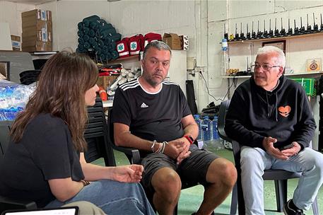 La ministra de Infancia y Juventud, Sira Rego, conversa con voluntarios que atienden a migrantes en su visita a Canarias