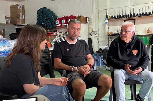 La ministra de Infancia y Juventud, Sira Rego, conversa con voluntarios que atienden a migrantes en su visita a Canarias