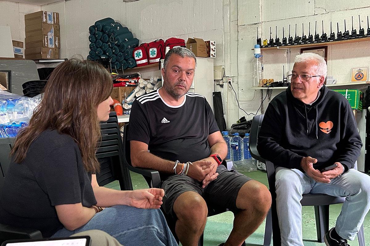 La ministra de Infancia y Juventud, Sira Rego, conversa con voluntarios que atienden a migrantes en su visita a Canarias
