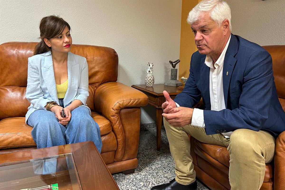 La ministra de Juventud e Infancia, Sira Rego, y el presidente del Cabildo de El Hierro, Alpidio Armas
