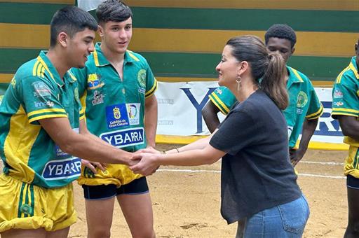 La ministra de Juventud e Infancia, Sira Rego, saluda a uno de los miembros del Club de Lucha Unión Gáldar Ybarra