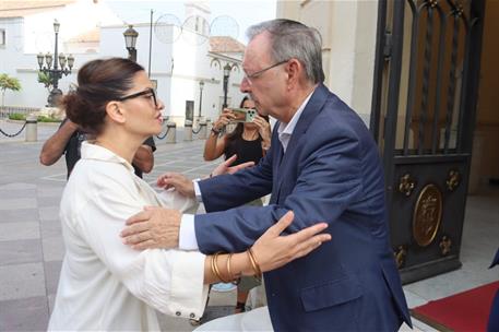 ​​​La ministra de Juventud e Infancia, Sira Rego, y el presidente de la ciudad autónoma de Ceuta, Juan Jesús Vivas, se saludan.