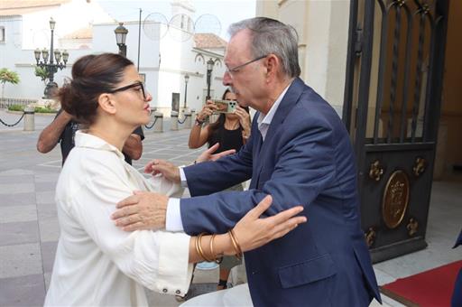 ​​​La ministra de Juventud e Infancia, Sira Rego, y el presidente de la ciudad autónoma de Ceuta, Juan Jesús Vivas, se saludan.