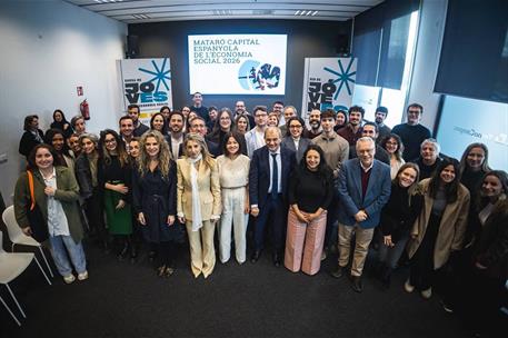 La ministra de Juventud e Infancia, Sira Rego, junto a la vicepresidenta segunda del Gobierno, Yolanda Díaz