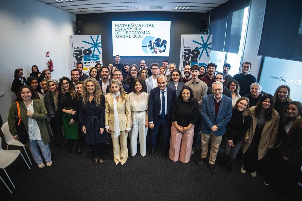 La ministra de Juventud e Infancia, Sira Rego, junto a la vicepresidenta segunda del Gobierno, Yolanda Díaz