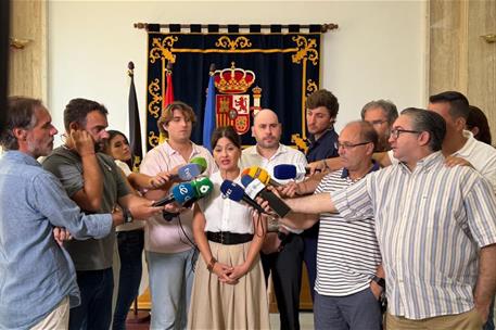 La minstra de Juventud e Infancia, Sira Rego, atendiendo a los medios de comunicación.