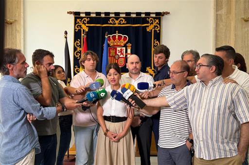La minstra de Juventud e Infancia, Sira Rego, atendiendo a los medios de comunicación.