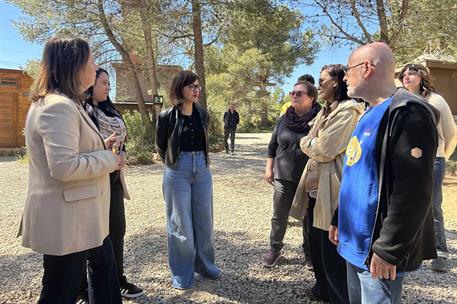 La ministra de Juventud e Infancia, Sira Rego, durante la visita a una de las Colonias DANA en Valencia.