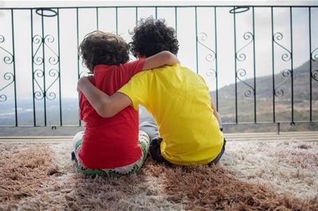 Dos menores de espaldas