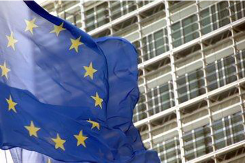 Bandera de la UE frente a una de sus instituciones