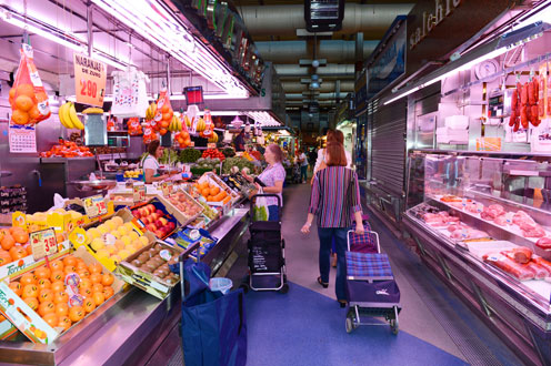 Personas comprando en un mercado