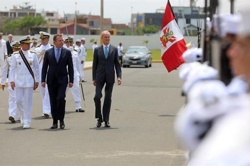 El ministro de Defensa, Pedro Morenés a su llegada a la República de Perú. (Foto Ministerio)
