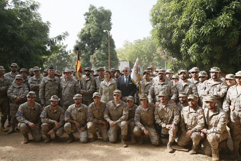 Cospedal posa junto al contingente español en Mali