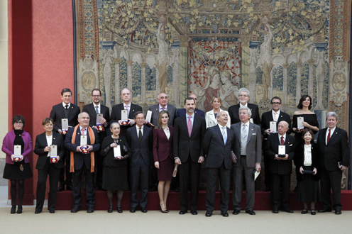 Los Reyes y el ministro de Educación, Cultura y Deporte posan con los galardonados (Foto: EFE) 