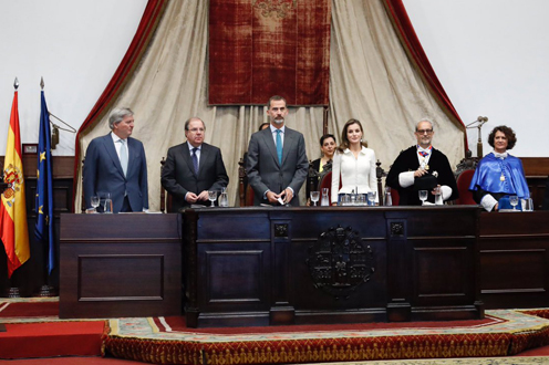 Íñigo Méndez de Vigo junto a los Reyes de España y otras autoridades