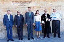 Íñigo Méndez de Vigo junto a los Reyes y otras autoridades