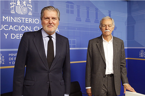 El ministro de Educación, Cultura y Deporte de España, Íñigo Méndez de Vigo, junto al escritor Eduardo Mendoza