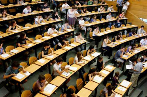 Estudiantes realizando un examen