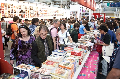 Asistentes en una feria del libro (foto de archivo)