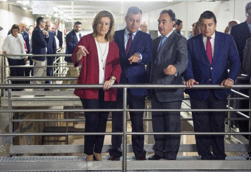 La ministra de Empleo y Seguridad Social, Fátima Báñez, acompañada por el alcalde de Tomares, José Luis Sanz. (EFE)