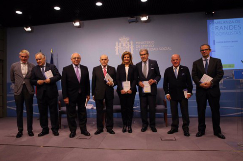 Fátima Báñez junto a los asistentes al acto (Foto: Ministerio de Empleo y Seguridad Social)