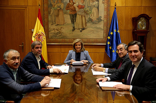 Fátima Báñez junto a los asistentes a la reunión