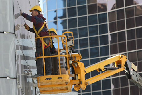 Trabajadores limpiando fachadas