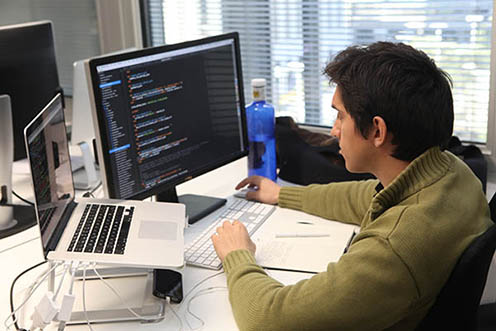 Hombre trabajando con un ordenador