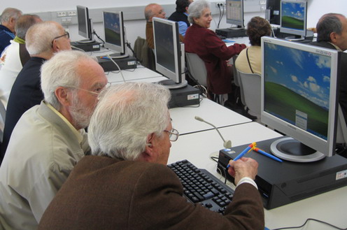 Grupo de personas mayores usando ordenadores