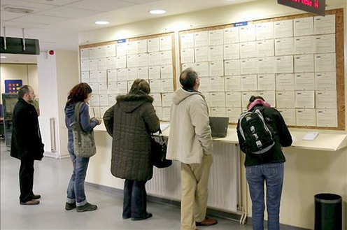 Demandantes de empleo consultan un tablón con ofertas (Foto: Archivo)