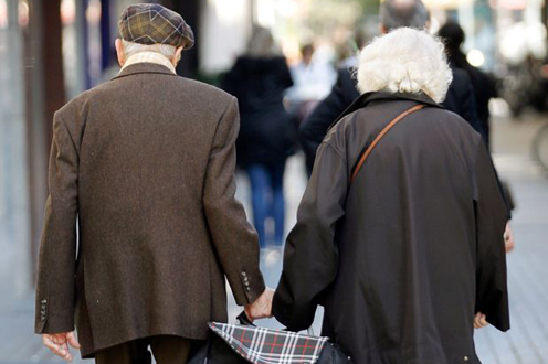 Pareja de ancianos caminando por la calle