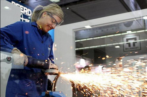 Mujer trabajando con máquina pulidora