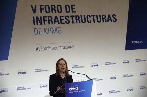 La ministra Pastor en el V Foro de infraestructuras de KPMG (EFE)