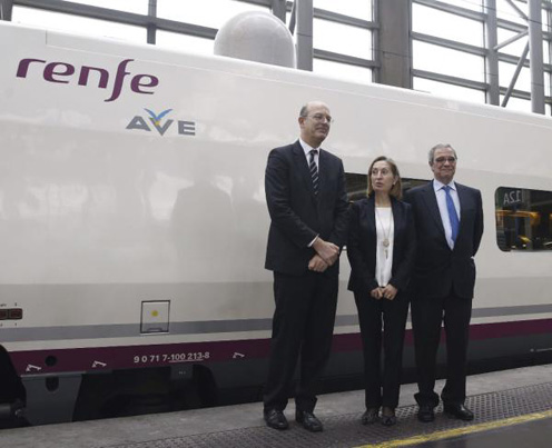 La ministra de Fomento, Ana Pastor, y los presidentes de Telefónica, César Alierta, y de Renfe, Pablo Vázquez. (EFE)