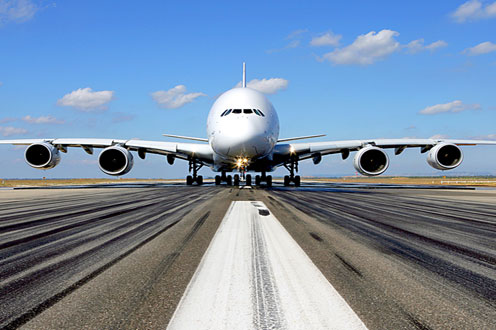 Avión de pasajeros en pista