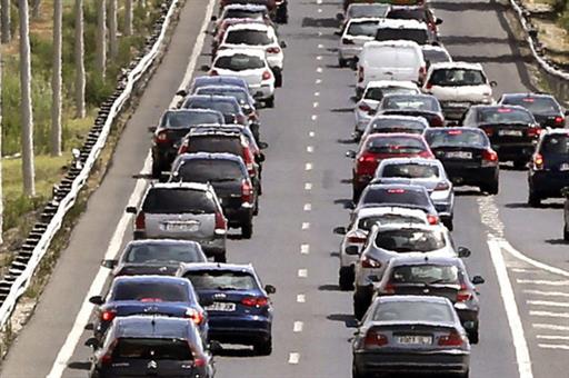 Vehículos circulando en una carretera