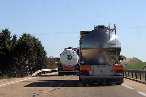 Dos camiones cisterna circulando por una carretera