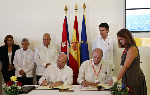 El ministro de Economía y Competitividad y el ministro de Comercio Exterior de Cuba firman el Memorando. (EFE)