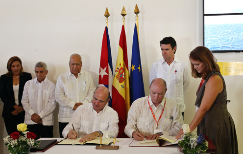 El ministro de Economía y Competitividad y el ministro  de Comercio Exterior de Cuba firman el Memorando. (EFE)