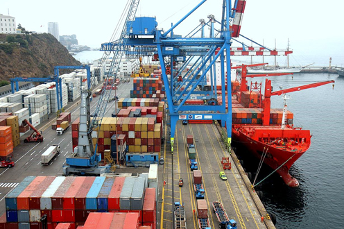 Contenedores de mercancías en un puerto