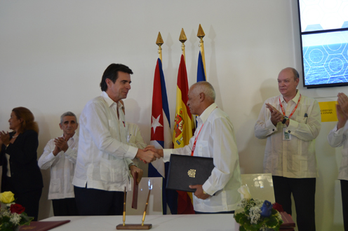 José Manuel Soria durante la firma del acuerdo (Foto: Ministerio de Industria, Energía y Turismo)