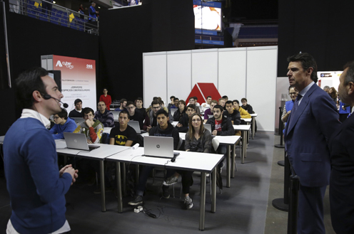 José Manuel Soria durante la visita a CyberCamp 2015 (EFE)