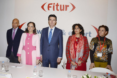 José Manuel Soria junto a los asistentes al acto (Foto: Ministerio de Industria, Energía y Turismo)