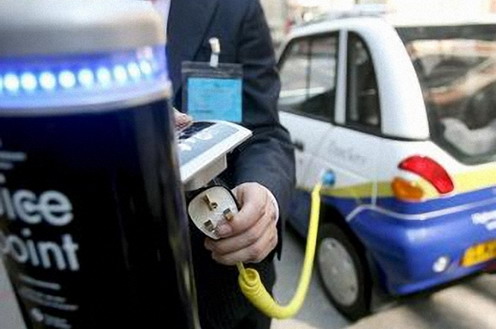 Coche eléctrico recargando (Foto: Archivo)