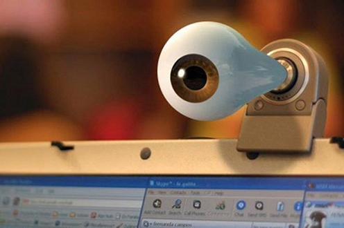Imagen de un ordenador con webcam