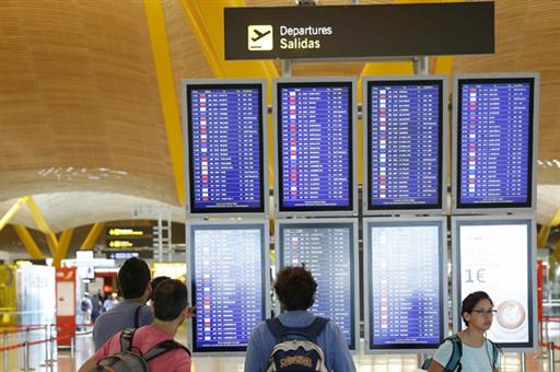 Pasajeros esperando su vuelo en el aeropuerto