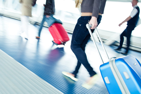 Viajeros con maletas en un aeropuerto