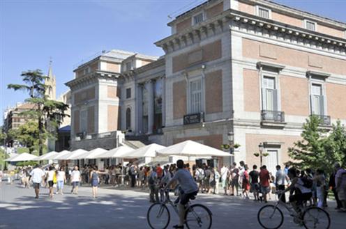 Turistas caminando por la calle.