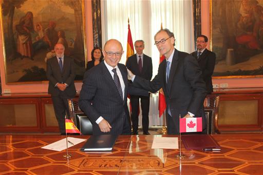 18/11/2014. Monton firma convenio con Canadá I. Montoro firma convenio con Canadá